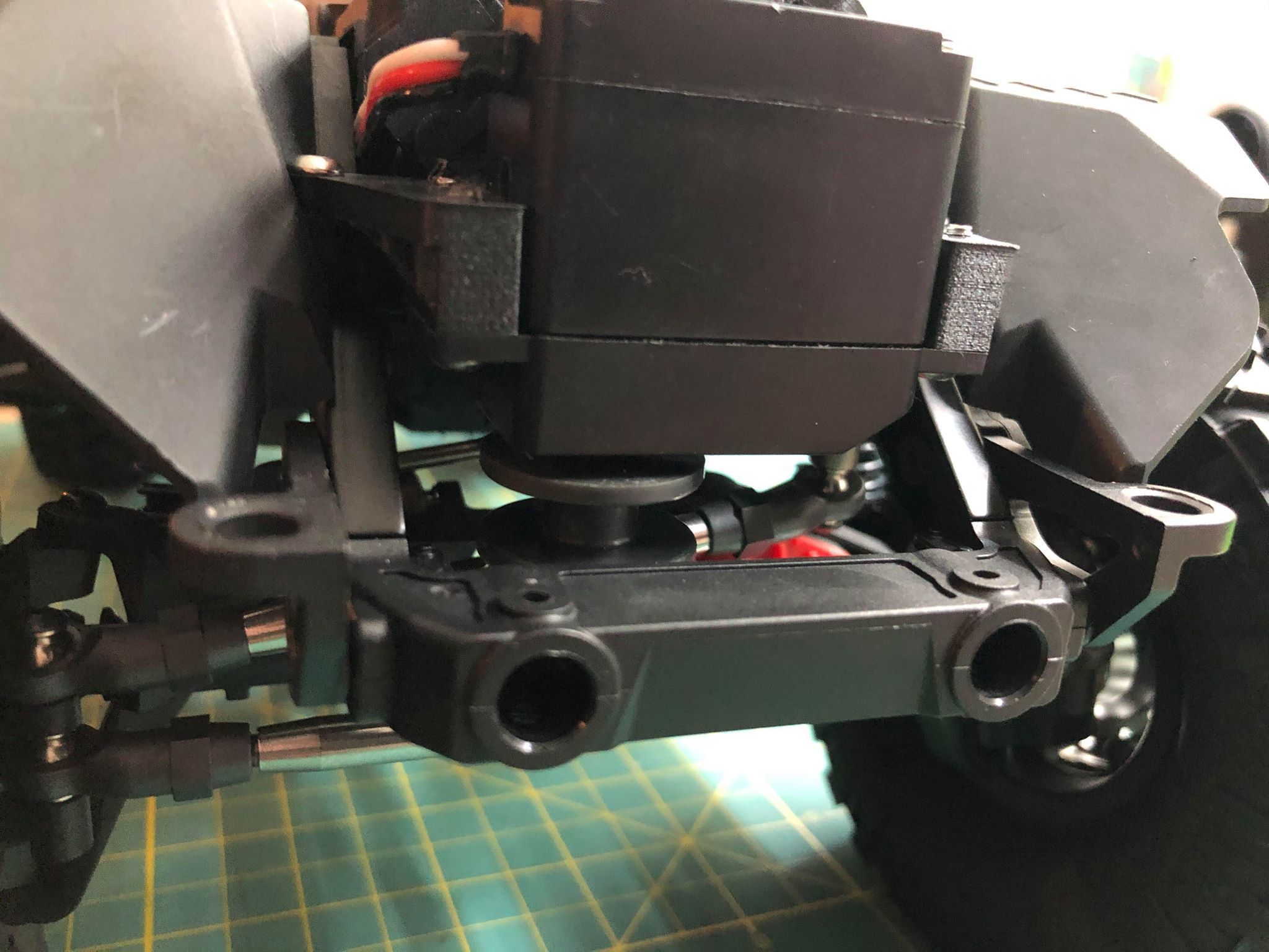 STL file SCX10 III Front External Spool Servo Winch Mount 👽 ・3D printable design to download・Cults